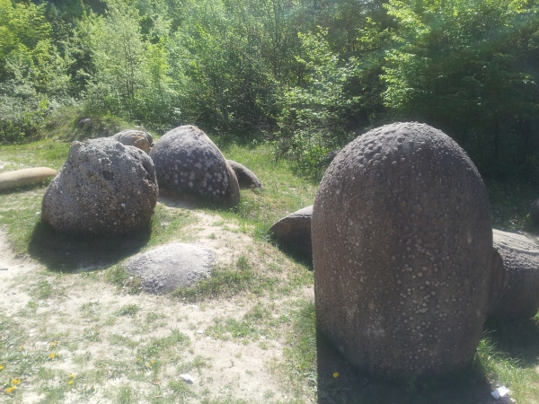 Rezervatia naturala muzeul Trovantilor Costesti poza